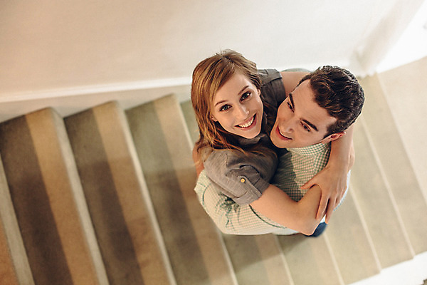 포토 JPG 외국인 커플 여자 남자 커플라이프 포옹 실내 사랑 미소 20대 성인 두명 하이앵글 계단 다정 올려보기 성인만 국내포토 라이프스타일 감정 뷰포인트 컨셉 관계 안기 모션 표정 사람 인종 청년 내부 파일형식