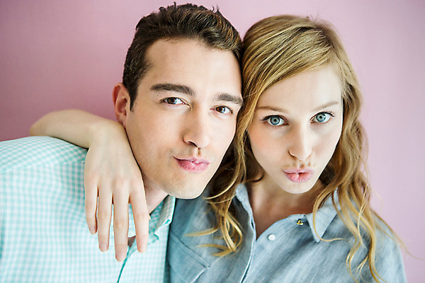 포토 JPG 외국인 커플 여자 남자 커플라이프 실내 사랑 서기 미소 상반신 20대 성인 두명 앞모습 다정 성인만 어깨에손 국내포토 라이프스타일 감정 뷰포인트 컨셉 관계 모션 표정 사람 인종 청년 내부 파일형식