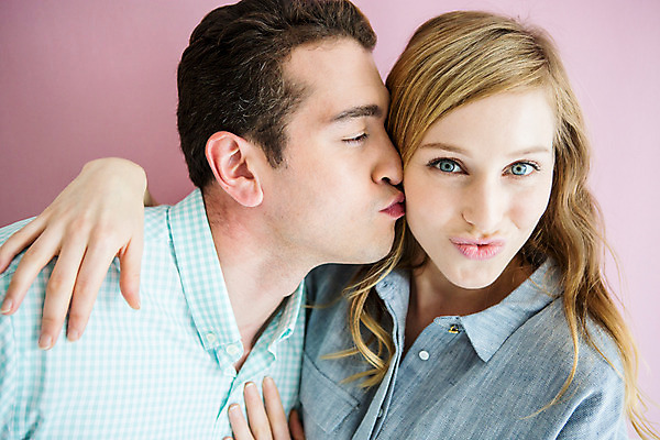 포토 JPG 외국인 커플 여자 남자 커플라이프 키스 실내 사랑 서기 미소 상반신 20대 성인 두명 앞모습 다정 성인만 국내포토 라이프스타일 감정 뷰포인트 컨셉 관계 모션 표정 사람 인종 청년 내부 애정표현 파일형식