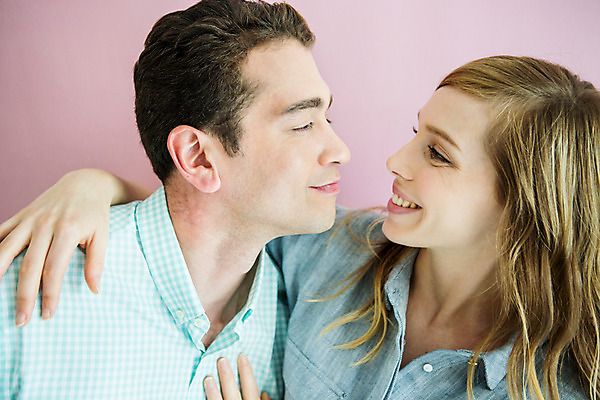 포토 JPG 외국인 커플 여자 남자 커플라이프 실내 사랑 서기 미소 상반신 20대 성인 두명 앞모습 마주보기 다정 성인만 국내포토 라이프스타일 감정 뷰포인트 컨셉 관계 모션 표정 사람 인종 청년 내부 파일형식