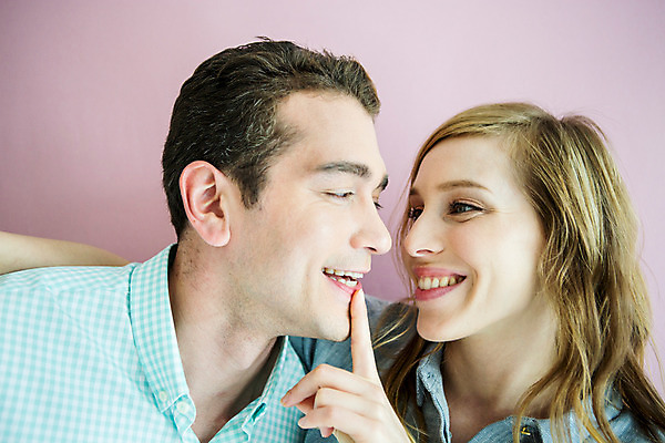 포토 JPG 외국인 커플 여자 남자 커플라이프 실내 사랑 서기 미소 손짓 상반신 20대 성인 두명 앞모습 마주보기 다정 성인만 국내포토 라이프스타일 감정 뷰포인트 컨셉 관계 모션 표정 사람 인종 청년 내부 파일형식