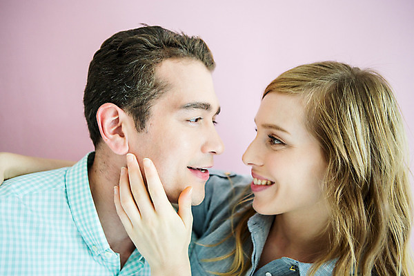 포토 JPG 외국인 커플 여자 남자 커플라이프 실내 사랑 서기 미소 손짓 상반신 20대 성인 두명 앞모습 마주보기 다정 성인만 국내포토 라이프스타일 감정 뷰포인트 컨셉 관계 모션 표정 사람 인종 청년 내부 파일형식