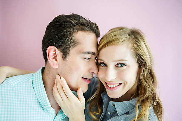 포토 JPG 외국인 커플 여자 남자 커플라이프 실내 사랑 서기 미소 상반신 20대 성인 두명 앞모습 다정 성인만 국내포토 라이프스타일 감정 뷰포인트 컨셉 관계 모션 표정 사람 인종 청년 내부 파일형식