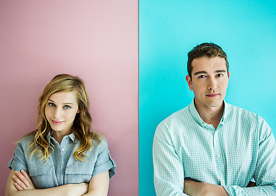 포토 JPG 외국인 커플 여자 남자 커플라이프 실내 사랑 서기 미소 상반신 20대 성인 두명 앞모습 팔짱 반전 성인만 국내포토 라이프스타일 감정 뷰포인트 컨셉 관계 모션 표정 사람 인종 청년 내부 파일형식