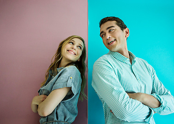 포토 JPG 외국인 커플 여자 남자 커플라이프 실내 사랑 서기 웃음 상반신 20대 성인 두명 옆모습 팔짱 반전 성인만 국내포토 라이프스타일 감정 뷰포인트 컨셉 관계 모션 표정 사람 인종 청년 내부 파일형식