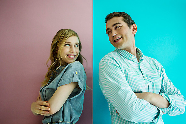 포토 JPG 외국인 커플 여자 남자 커플라이프 실내 사랑 서기 웃음 상반신 20대 성인 두명 옆모습 팔짱 다정 반전 성인만 국내포토 라이프스타일 감정 뷰포인트 컨셉 관계 모션 표정 사람 인종 청년 내부 파일형식