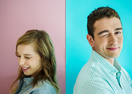 포토 JPG 외국인 커플 여자 남자 커플라이프 실내 윙크 서기 상반신 20대 성인 두명 옆모습 반전 성인만 국내포토 라이프스타일 뷰포인트 컨셉 관계 모션 표정 사람 인종 청년 내부 파일형식