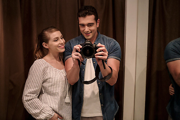 포토 JPG 외국인 커플 여자 남자 커플라이프 실내 사랑 서기 미소 들기 상반신 20대 성인 두명 앞모습 카메라 사진촬영 다정 성인만 국내포토 라이프스타일 감정 뷰포인트 컨셉 관계 모션 표정 사람 인종 청년 내부 전자제품 촬영 파일형식