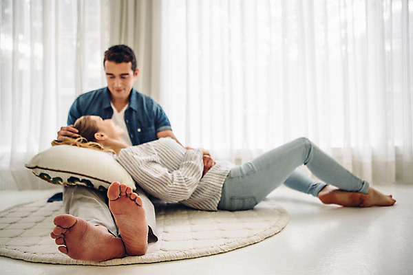 포토 JPG 전신 외국인 커플 여자 남자 커플라이프 실내 사랑 미소 앉기 20대 성인 두명 앞모습 옆모습 눕기 다정 무릎베개 성인만 국내포토 라이프스타일 감정 뷰포인트 컨셉 관계 모션 표정 사람 인종 청년 내부 파일형식