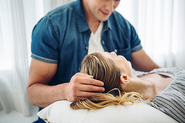 포토 JPG 외국인 커플 여자 남자 커플라이프 실내 사랑 앉기 상반신 20대 성인 두명 앞모습 옆모습 눕기 다정 무릎베개 성인만 국내포토 라이프스타일 감정 뷰포인트 컨셉 관계 모션 사람 인종 청년 내부 파일형식