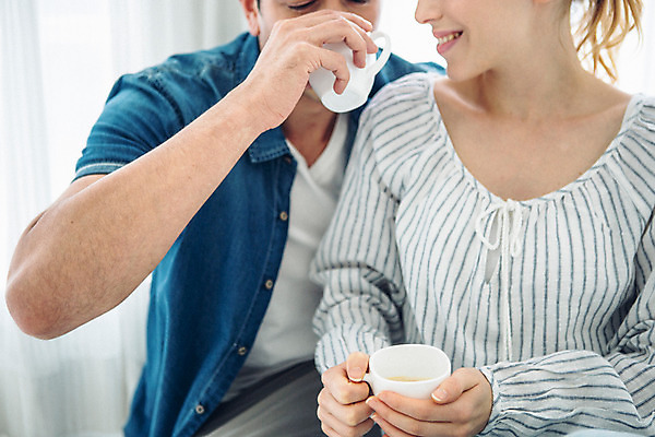 포토 JPG 외국인 커플 여자 남자 여유 커피 커플라이프 휴식 실내 사랑 들기 앉기 상반신 20대 성인 두명 앞모습 다정 성인만 국내포토 라이프스타일 감정 음료 뷰포인트 컨셉 관계 모션 사람 인종 청년 내부 파일형식