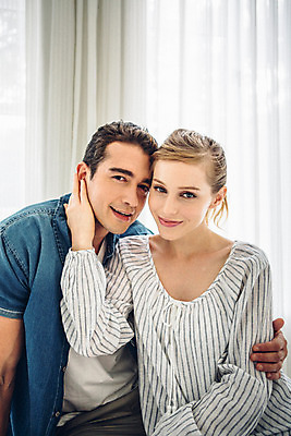 포토 JPG 외국인 커플 여자 남자 여유 커플라이프 휴식 실내 사랑 미소 앉기 상반신 20대 성인 두명 앞모습 다정 성인만 국내포토 라이프스타일 감정 뷰포인트 컨셉 관계 모션 표정 사람 인종 청년 내부 파일형식