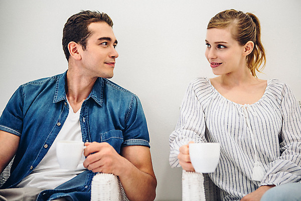 포토 JPG 외국인 커플 여자 남자 여유 커피 커플라이프 실내 사랑 미소 들기 앉기 상반신 20대 성인 두명 앞모습 마주보기 다정 성인만 국내포토 라이프스타일 감정 음료 뷰포인트 컨셉 관계 모션 표정 사람 인종 청년 내부 파일형식