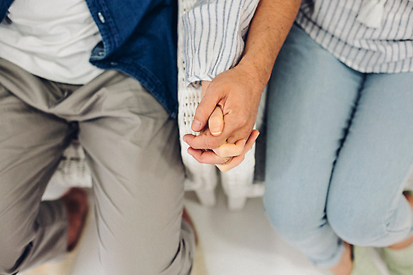 포토 JPG 외국인 커플 여자 남자 여유 커플라이프 의자 휴식 실내 사랑 앉기 20대 성인 두명 손잡기 다정 하반신 성인만 국내포토 라이프스타일 감정 가구 컨셉 관계 모션 사람 인종 청년 내부 파일형식