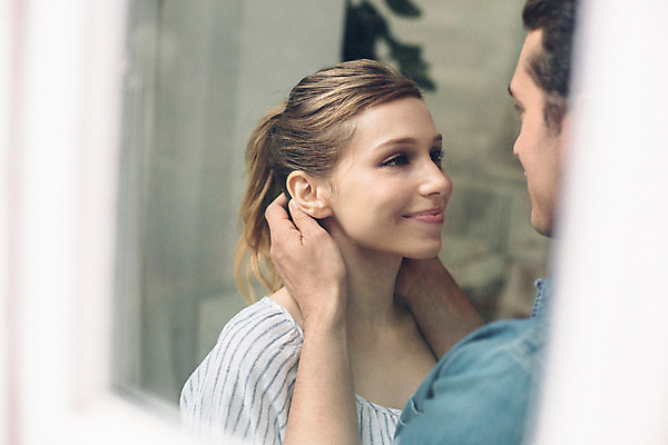 포토 JPG 외국인 커플 여자 남자 커플라이프 실내 사랑 서기 미소 상반신 20대 성인 두명 앞모습 마주보기 다정 창가 성인만 국내포토 라이프스타일 감정 뷰포인트 컨셉 창문 관계 모션 표정 사람 인종 청년 내부 파일형식