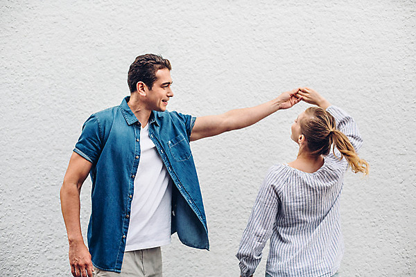 포토 JPG 주간 외국인 커플 여자 남자 커플라이프 사랑 상반신 20대 성인 야외 두명 앞모습 뒷모습 손잡기 다정 춤 성인만 국내포토 자연요소 라이프스타일 감정 뷰포인트 컨셉 관계 모션 문화예술 사람 인종 청년 파일형식