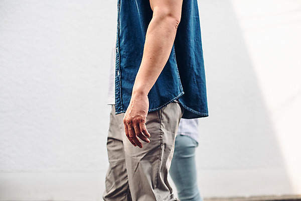 포토 JPG 주간 외국인 커플 여자 남자 커플라이프 상반신 20대 성인 야외 두명 옆모습 걷기 성인만 국내포토 자연요소 라이프스타일 뷰포인트 관계 모션 사람 인종 청년 파일형식