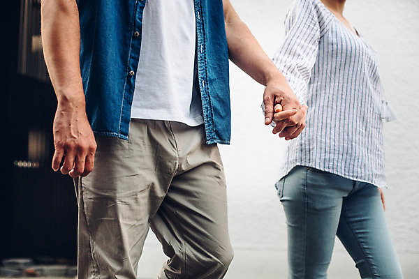 포토 JPG 주간 외국인 커플 여자 남자 커플라이프 상반신 20대 성인 야외 두명 앞모습 걷기 손잡기 성인만 국내포토 자연요소 라이프스타일 뷰포인트 관계 모션 사람 인종 청년 파일형식