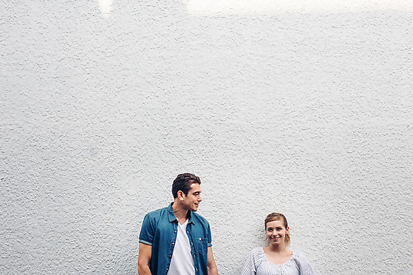 포토 JPG 주간 외국인 커플 여자 남자 벽 커플라이프 사랑 서기 웃음 상반신 20대 성인 야외 두명 앞모습 손잡기 기댐 다정 성인만 국내포토 자연요소 라이프스타일 감정 뷰포인트 컨셉 관계 모션 표정 사람 인종 청년 파일형식