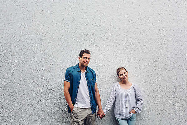 포토 JPG 주간 외국인 커플 여자 남자 벽 커플라이프 사랑 서기 웃음 상반신 20대 성인 야외 두명 앞모습 손잡기 기댐 다정 성인만 국내포토 자연요소 라이프스타일 감정 뷰포인트 컨셉 관계 모션 표정 사람 인종 청년 파일형식