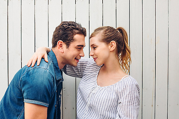 포토 JPG 주간 외국인 커플 여자 남자 커플라이프 사랑 미소 상반신 20대 성인 야외 두명 옆모습 마주보기 다정 성인만 국내포토 자연요소 라이프스타일 감정 뷰포인트 컨셉 관계 모션 표정 사람 인종 청년 파일형식