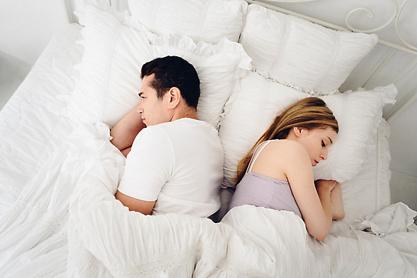 포토 JPG 외국인 커플 여자 남자 커플라이프 실내 상반신 20대 성인 두명 옆모습 등돌리기 분노 침대 갈등 불만 말다툼 성인만 국내포토 라이프스타일 감정 뷰포인트 가구 관계 모션 사람 인종 청년 내부 싸움 파일형식