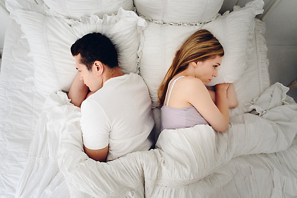 포토 JPG 외국인 커플 여자 남자 커플라이프 실내 상반신 20대 성인 두명 옆모습 등돌리기 분노 침대 갈등 불만 말다툼 성인만 국내포토 라이프스타일 감정 뷰포인트 가구 관계 모션 사람 인종 청년 내부 싸움 파일형식