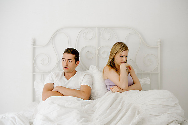 포토 JPG 외국인 커플 여자 남자 커플라이프 실내 앉기 상반신 20대 성인 두명 앞모습 분노 침대 갈등 불만 말다툼 성인만 국내포토 라이프스타일 감정 뷰포인트 가구 관계 모션 사람 인종 청년 내부 싸움 파일형식