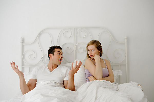 포토 JPG 외국인 커플 여자 남자 커플라이프 실내 앉기 상반신 20대 성인 두명 앞모습 분노 침대 갈등 불만 말다툼 성인만 국내포토 라이프스타일 감정 뷰포인트 가구 관계 모션 사람 인종 청년 내부 싸움 파일형식