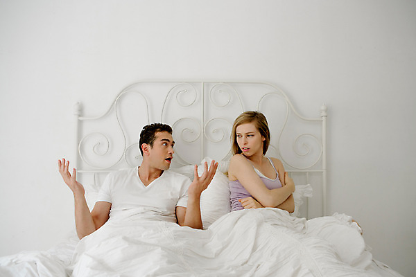 포토 JPG 외국인 커플 여자 남자 커플라이프 실내 앉기 상반신 20대 성인 두명 앞모습 분노 침대 갈등 불만 말다툼 성인만 국내포토 라이프스타일 감정 뷰포인트 가구 관계 모션 사람 인종 청년 내부 싸움 파일형식