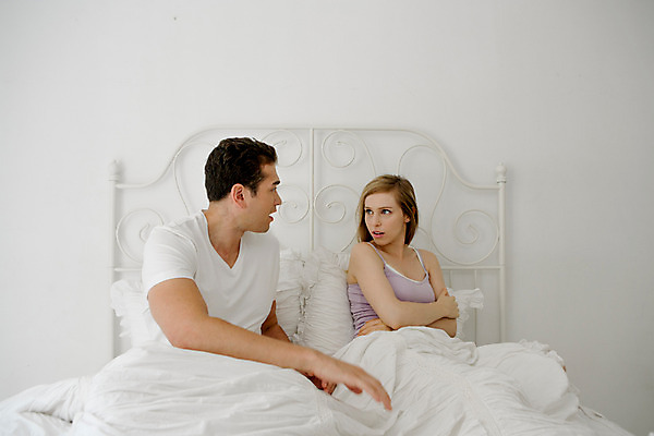 포토 JPG 외국인 커플 여자 남자 커플라이프 실내 앉기 상반신 20대 성인 두명 앞모습 분노 침대 갈등 불만 말다툼 성인만 국내포토 라이프스타일 감정 뷰포인트 가구 관계 모션 사람 인종 청년 내부 싸움 파일형식