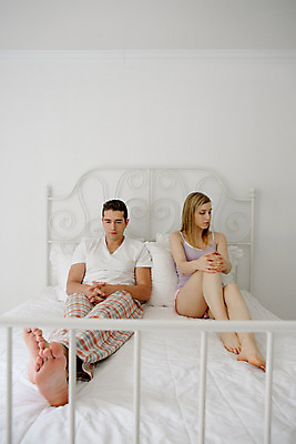 포토 JPG 전신 외국인 커플 여자 남자 커플라이프 실내 앉기 20대 성인 두명 앞모습 분노 침대 갈등 불만 말다툼 성인만 국내포토 라이프스타일 감정 뷰포인트 가구 관계 모션 사람 인종 청년 내부 싸움 파일형식