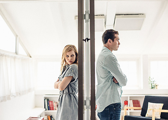 포토 JPG 외국인 커플 여자 남자 커플라이프 실내 서기 상반신 20대 성인 두명 옆모습 팔짱 등돌리기 분노 갈등 불만 말다툼 성인만 국내포토 라이프스타일 감정 뷰포인트 관계 모션 사람 인종 청년 내부 싸움 파일형식