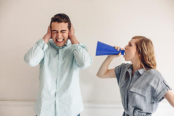포토 JPG 외국인 커플 여자 남자 커플라이프 실내 서기 들기 상반신 20대 성인 두명 앞모습 옆모습 확성기 외침 분노 귀막기 갈등 불만 성인만 국내포토 라이프스타일 감정 뷰포인트 관계 모션 사람 인종 손짓 청년 내부 소리 파일형식