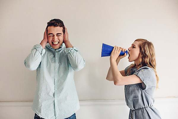 포토 JPG 외국인 커플 여자 남자 커플라이프 실내 서기 들기 상반신 20대 성인 두명 앞모습 옆모습 확성기 외침 분노 귀막기 갈등 불만 성인만 국내포토 라이프스타일 감정 뷰포인트 관계 모션 사람 인종 손짓 청년 내부 소리 파일형식