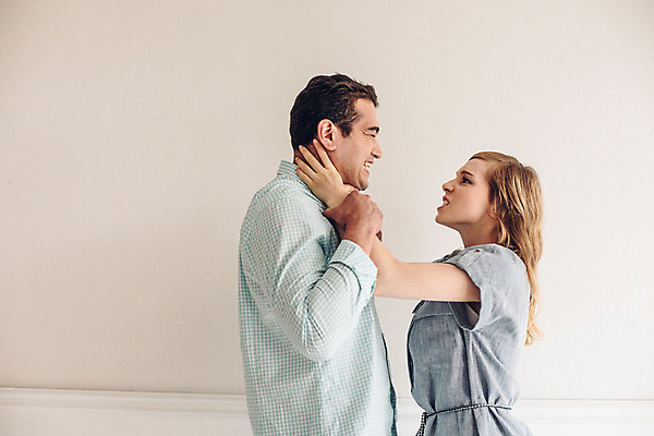 포토 JPG 외국인 커플 여자 남자 커플라이프 실내 서기 상반신 20대 성인 두명 옆모습 분노 싸움 갈등 불만 말다툼 목조르기 성인만 국내포토 라이프스타일 감정 뷰포인트 관계 모션 사람 인종 청년 내부 폭력 파일형식