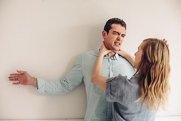 포토 JPG 외국인 커플 여자 남자 커플라이프 실내 서기 상반신 20대 성인 두명 앞모습 뒷모습 분노 찡그림 싸움 갈등 불만 말다툼 목조르기 성인만 국내포토 라이프스타일 감정 뷰포인트 관계 모션 표정 사람 인종 청년 내부 폭력 파일형식