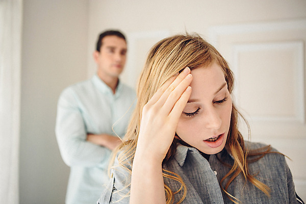 포토 JPG 외국인 커플 여자 남자 커플라이프 실내 서기 상반신 20대 성인 두명 앞모습 아웃포커스 분노 갈등 불만 말다툼 성인만 국내포토 라이프스타일 감정 뷰포인트 관계 모션 촬영기법 사람 인종 청년 내부 싸움 파일형식