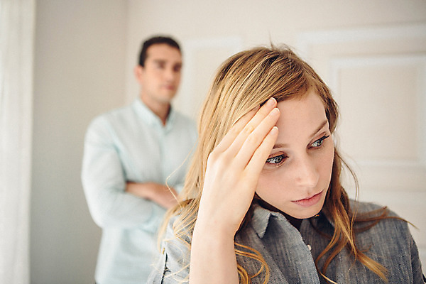 포토 JPG 외국인 커플 여자 남자 커플라이프 실내 서기 상반신 20대 성인 두명 앞모습 아웃포커스 분노 갈등 불만 말다툼 성인만 국내포토 라이프스타일 감정 뷰포인트 관계 모션 촬영기법 사람 인종 청년 내부 싸움 파일형식