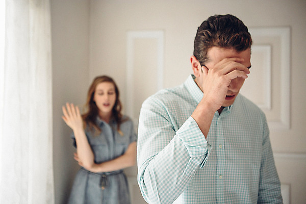 포토 JPG 외국인 커플 여자 남자 커플라이프 실내 서기 상반신 20대 성인 두명 앞모습 아웃포커스 분노 갈등 불만 말다툼 성인만 국내포토 라이프스타일 감정 뷰포인트 관계 모션 촬영기법 사람 인종 청년 내부 싸움 파일형식