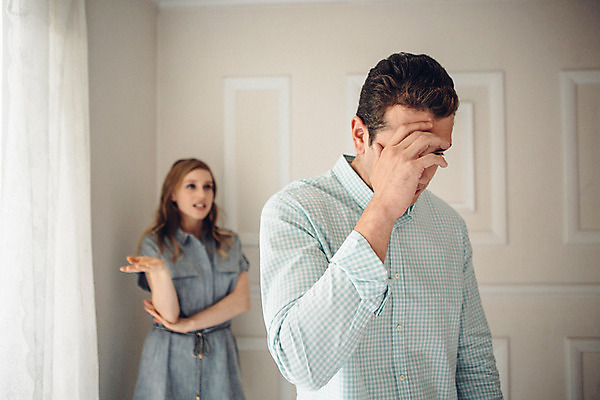 포토 JPG 외국인 커플 여자 남자 커플라이프 실내 서기 상반신 20대 성인 두명 앞모습 아웃포커스 분노 갈등 불만 말다툼 성인만 국내포토 라이프스타일 감정 뷰포인트 관계 모션 촬영기법 사람 인종 청년 내부 싸움 파일형식