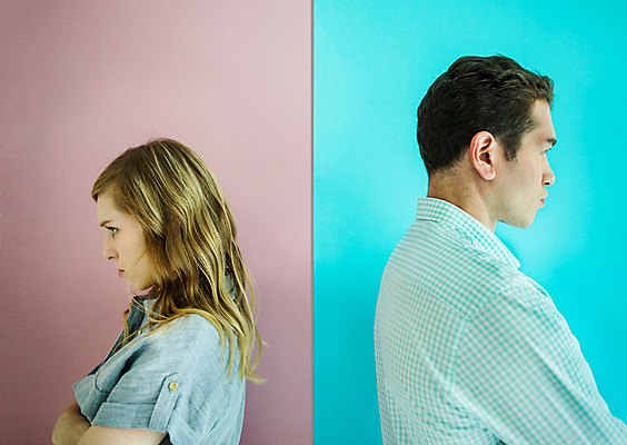 포토 JPG 외국인 커플 여자 남자 커플라이프 실내 서기 상반신 20대 성인 두명 옆모습 등돌리기 분노 갈등 불만 말다툼 성인만 국내포토 라이프스타일 감정 뷰포인트 관계 모션 사람 인종 청년 내부 싸움 파일형식