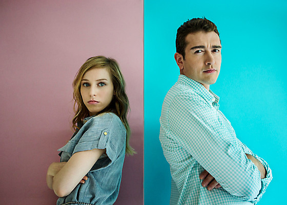 포토 JPG 외국인 커플 여자 남자 커플라이프 실내 서기 상반신 20대 성인 두명 옆모습 팔짱 등돌리기 분노 갈등 불만 말다툼 성인만 국내포토 라이프스타일 감정 뷰포인트 관계 모션 사람 인종 청년 내부 싸움 파일형식