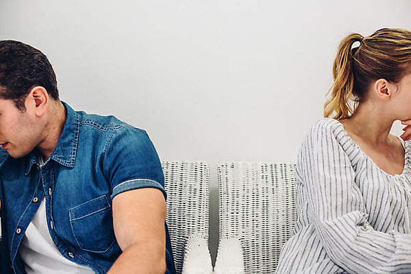 포토 JPG 외국인 커플 여자 남자 커플라이프 실내 앉기 상반신 20대 성인 두명 앞모습 등돌리기 분노 갈등 불만 말다툼 성인만 국내포토 라이프스타일 감정 뷰포인트 관계 모션 사람 인종 청년 내부 싸움 파일형식