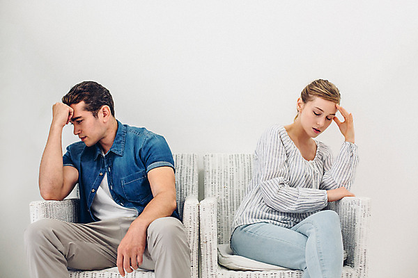 포토 JPG 외국인 커플 여자 남자 커플라이프 실내 앉기 상반신 20대 성인 두명 앞모습 등돌리기 분노 갈등 불만 말다툼 성인만 국내포토 라이프스타일 감정 뷰포인트 관계 모션 사람 인종 청년 내부 싸움 파일형식