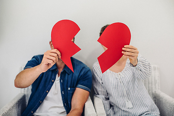 포토 JPG 외국인 커플 여자 남자 커플라이프 실내 들기 앉기 상반신 20대 성인 두명 앞모습 분노 하트 갈등 불만 성인만 국내포토 모양 라이프스타일 감정 뷰포인트 관계 모션 사람 인종 청년 내부 파일형식