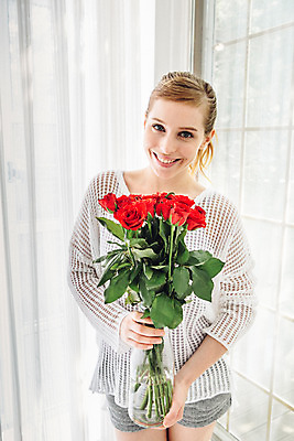 포토 JPG 외국인 우먼라이프 여자 행복 꽃다발 실내 한명 서기 미소 웃음 들기 상반신 20대 성인 앞모습 성인여자한명만 국내포토 1 라이프스타일 꽃 감정 뷰포인트 모션 표정 사람 인종 청년 내부 여자한명만 성인여자만 파일형식