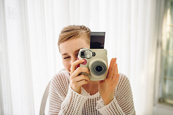 포토 JPG 외국인 우먼라이프 여자 실내 한명 미소 들기 앉기 상반신 20대 성인 앞모습 사진촬영 즐거움 폴라로이드 성인여자한명만 국내포토 1 라이프스타일 감정 뷰포인트 모션 표정 사람 인종 청년 내부 카메라 촬영 여자한명만 성인여자만 파일형식