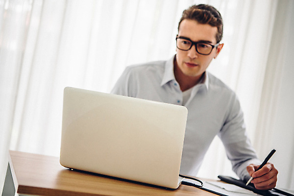 포토 JPG 외국인 남자 맨라이프 실내 한명 앉기 상반신 20대 성인 앞모습 노트북 업무 비즈니스맨 집중 워커홀릭 성인남자한명만 안경낌 국내포토 1 라이프스타일 안경 뷰포인트 컨셉 비즈니스 모션 사람 인종 청년 내부 전자제품 작업 직장인 남자한명만 성인남자만 파일형식