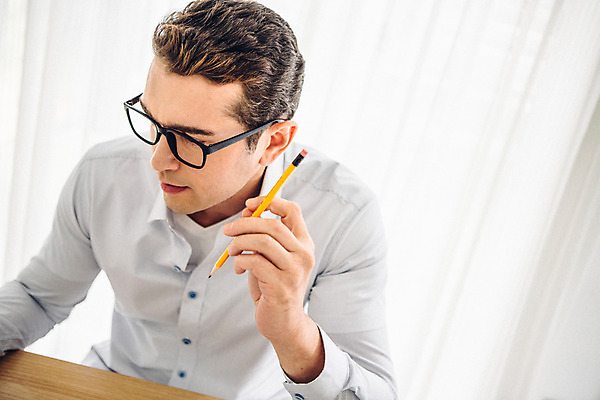 포토 JPG 외국인 남자 맨라이프 실내 한명 들기 앉기 상반신 20대 성인 앞모습 연필 업무 비즈니스맨 집중 워커홀릭 성인남자한명만 안경낌 국내포토 1 라이프스타일 안경 뷰포인트 컨셉 비즈니스 모션 학용품 사람 인종 청년 내부 필기구 작업 직장인 남자한명만 성인남자만 파일형식